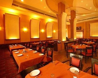 Hotel Surya - 納希克 - 餐廳
