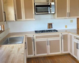 Private Malibu Cabin Getaway W/breathtaking Views - Malibu - Kitchen