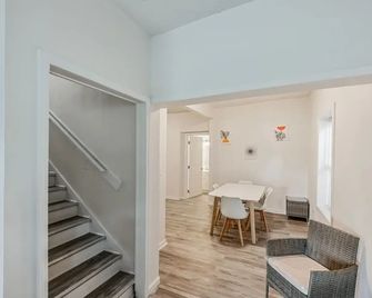 Sleek 4br Home In Raleigh â Fully Renovated 4 Bedroom Home by RedAwning - Raleigh - Eetruimte