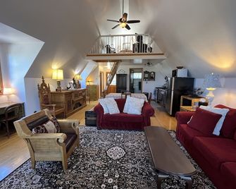 Butler Manor Carriage House, Deluxe Apt on Historic Estate w/Spectacular Views! - Cottonwood Heights - Sala de estar