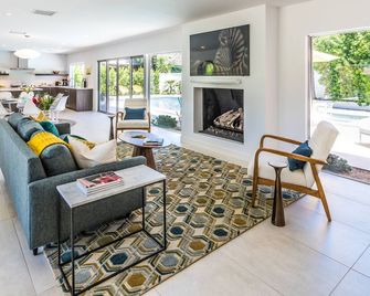 Movie Colony Luxury Remodeled Mid-Century - Palm Springs - Living room