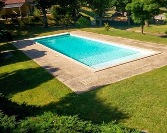 Bungalow charmant à Rochechouart avec vue sur lac - Rochechouart - Pool