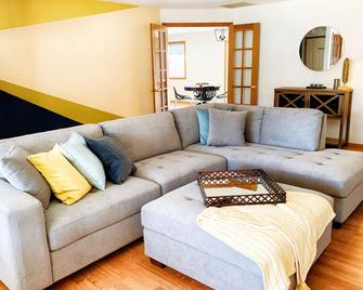 Peaceful Ranch-style Single level 3B Retreat - Hillsboro - Living room