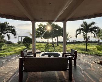Room in Villa - Dolphin Suite 40 m2 in Villa 560 m2, Indian Ocean View - Shimoni - Patio