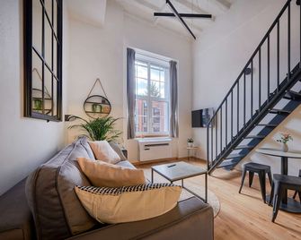 Queen Barbora Central Lofts - Kaunas - Living room
