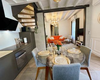 Charming cottage in Langeais with terrace and wifi for 4 people - Langeais - Sala pranzo