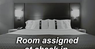 Holiday Inn Express & Suites Columbus Airport - Gahanna - Bedroom