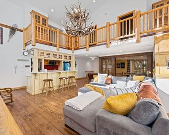 Spacious, Luxury, Picturesque 'Mountain High Manor'- Ski Resort Town! - Wrightwood - Living room