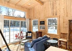 Cozy Cabin for Intimate Wilderness Escape - 巴瑟斯特（加拿大） - 客廳