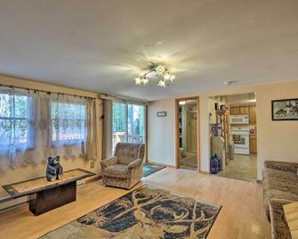 Catskill Mtn Home with Deck about 1 Miles to Zoom Flume! - East Durham - Sala de estar