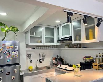 Rq Pool Villa, Angeles City - Angeles City - Kitchen