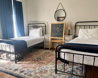 Historic Bungalow! 2bed, 2bath, 2den, Downtown Humble, IAH 8min! - Humble - Habitación