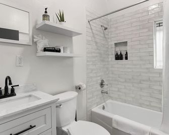 10mins to Rodeo Drive, 15mins to Venice Modern 4bdr Shenandoah by Avantstay - Los Angeles