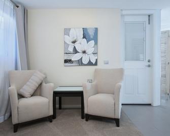 Beach And Bay, 121 Shoal Bay Road - Nelson Bay - Вітальня