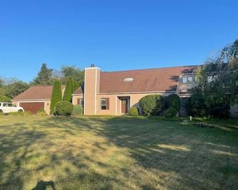 5 Min to PSU, Pool & Patio, plenty of room for the whole fam! - State College - Building