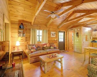 Hot Tub and On-Site Trails Secluded Marion Cabin - Marion - Huiskamer
