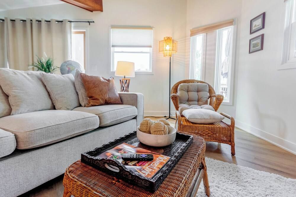 New lakeside cottage is the picture perfect place to relax - Columbus - Wohnzimmer
