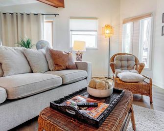 New lakeside cottage is the picture perfect place to relax - Columbus - Wohnzimmer