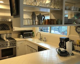 Riverfront Home with Large Deck on South Fork of Kaweah River - Three Rivers - Cocina