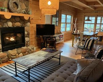 Charming Saugatuck Log Cabin - minutes away from everything - with NEW hot tub! - Saugatuck - Living room