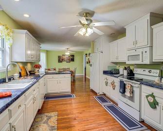 Charming Trenton Home with Mtn Views and Patio! - Trenton - Kitchen