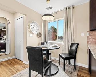 New! Modern Upper Flat near Downtown Roseville - Roseville - Dining room