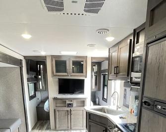 3RV/ parking/Netflix/ private/excellent location - Moreno Valley - Kitchen