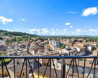 2 Bedroom Beautiful Apartment In Deruta - Deruta - Balcone
