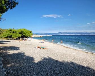 Apartments with parking space Supetar, Brac - 5670 - San Pietro di Brazza - Spiaggia