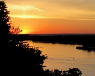Squirrel's Nest Bed & Breakfast Llc - Burlington - Buiten zicht