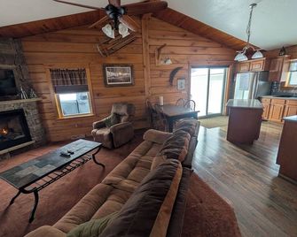 Your perfect getaway; Minutes from Holiday Valley and downtown Ellicottville - Great Valley - Living room