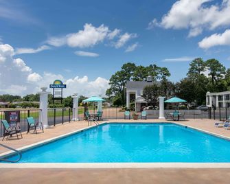 Days Inn by Wyndham Natchez - Natchez - Piscine