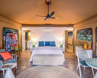 Queen Safari Tent 10 - Nelly Bay - Bedroom