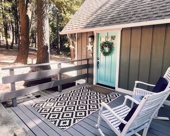 A Forest Getaway, Tri-Level Chalet with fire pit, soaker tub, arcade & privacy - Lake Arrowhead - Patio