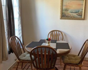 Charming 2-bedroom house with WiFi, AC in adorable El Centro. - El Centro - Sala pranzo