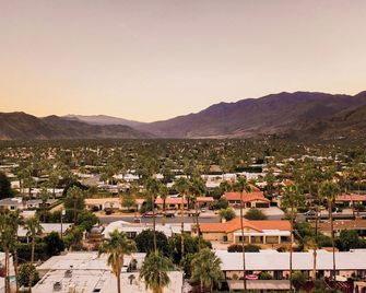 2 Rooms, Sleeps 8 Retro Hotel w/ Pool Wesley King Studio Buyout by Avantstay - Palm Springs - Vista del exterior