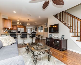 Beach Block Bradley Beach, NJ 3 Houses to Beach - Bradley Beach - Вітальня