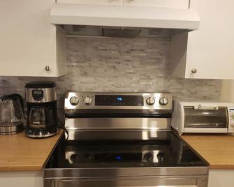 Beautiful 1 Bed+ Den Basement apartment in Richmond Hill - Richmond Hill - Kitchen