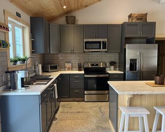 Beautiful, brand new, cozy Maine cabin! - Dover Foxcroft - Cocina