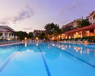 Perdikia Hill Hotel And Villas - פטהייה - בריכה