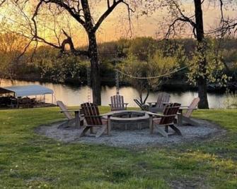 Secluded 6 bed, 2 full bath Lodge with everything you need for a wonderful stay. - Cherokee - Patio