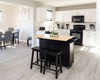 Avalon Paradise - Burlington - Kitchen