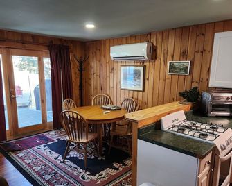 Tamarac Cabin Waterfront For Two - Saranac Lake - Dining room