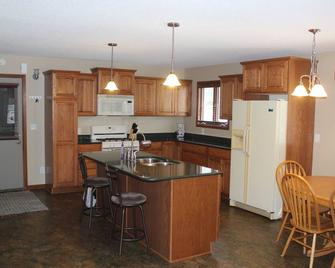 All Sports Lake Cottage (255 Acre Lake). Completely Renovated. Cable, Wifi - Fremont - Kitchen