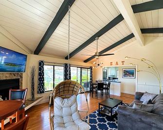 Hilltop Penthouse Cottage with Sweeping Views - Fallbrook - Huiskamer