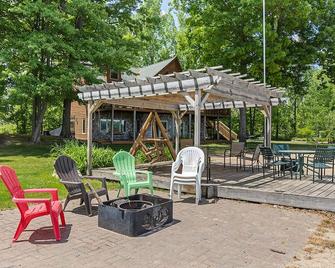 Cabin Retreat on Big Crooked Lake - Rockford - Servicio de la propiedad