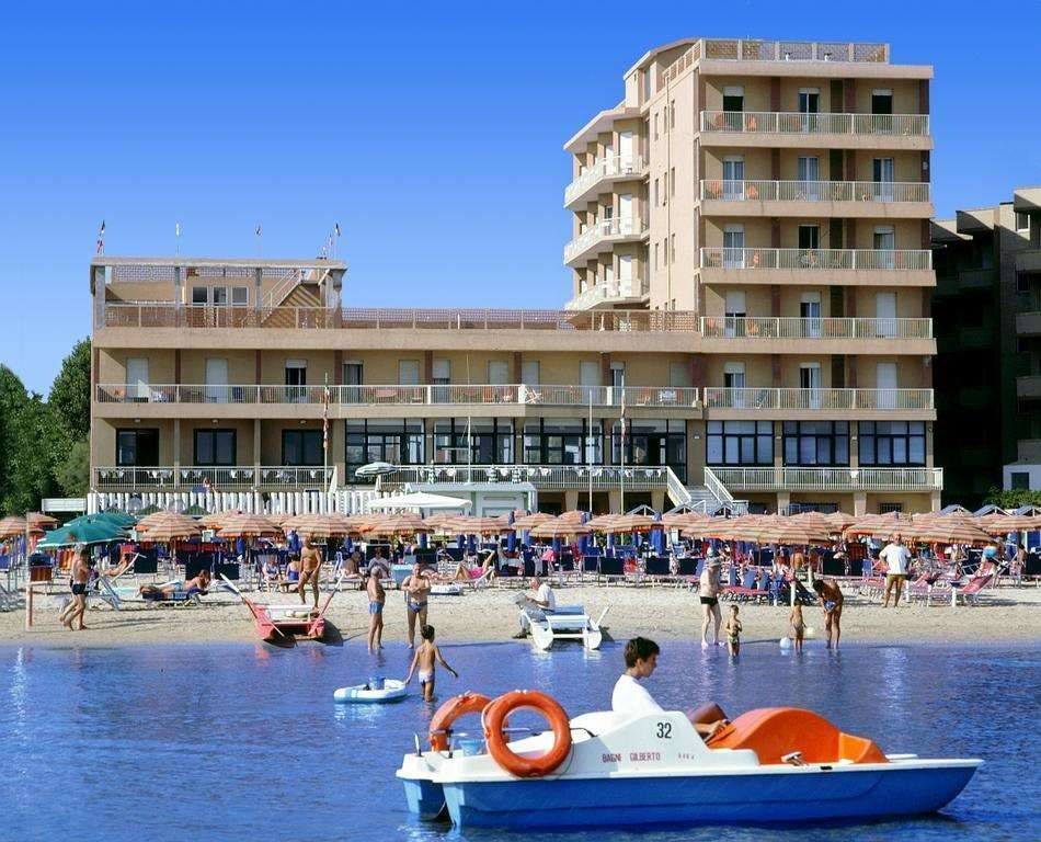 Hotel Astoria - פזארו - בריכה