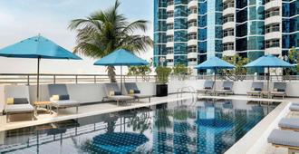 Mövenpick Hotel Jumeirah Lakes Towers - Dubai - Svømmebasseng