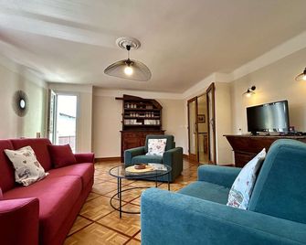 Spacious 4-Room Apartment with Garden & Parking - Sleeps 6, Briançon - Briançon - Sala de estar