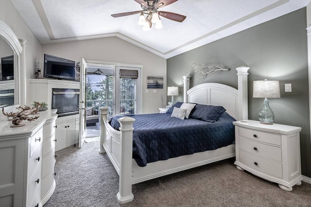 Lakefront Luxury & Stunning Sunsets! (May 15 -Jun 18 & Sept) Spring Sale On Now) - Sylvan Lake - Schlafzimmer